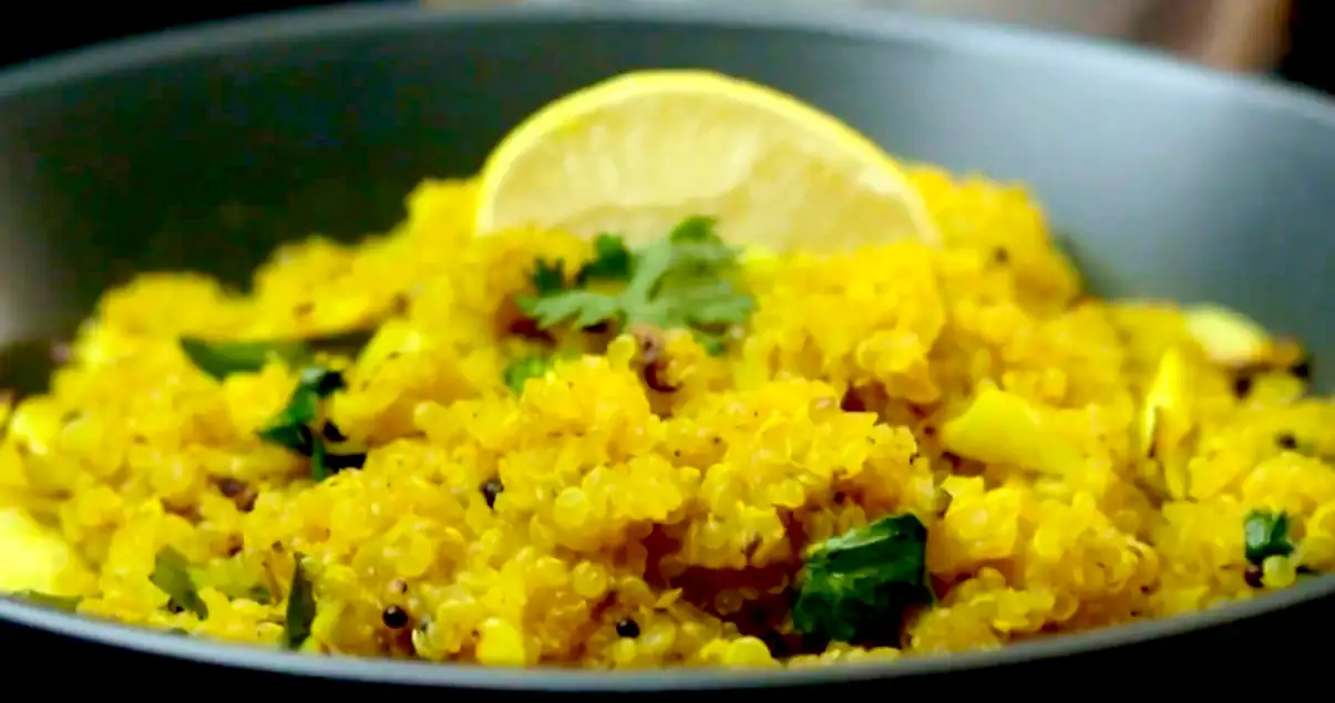 Quinoa speziata africana, un delizioso piatto vegetariano e vegano ayurvedico, perfetto per un pasto nutriente e rinfrescante.